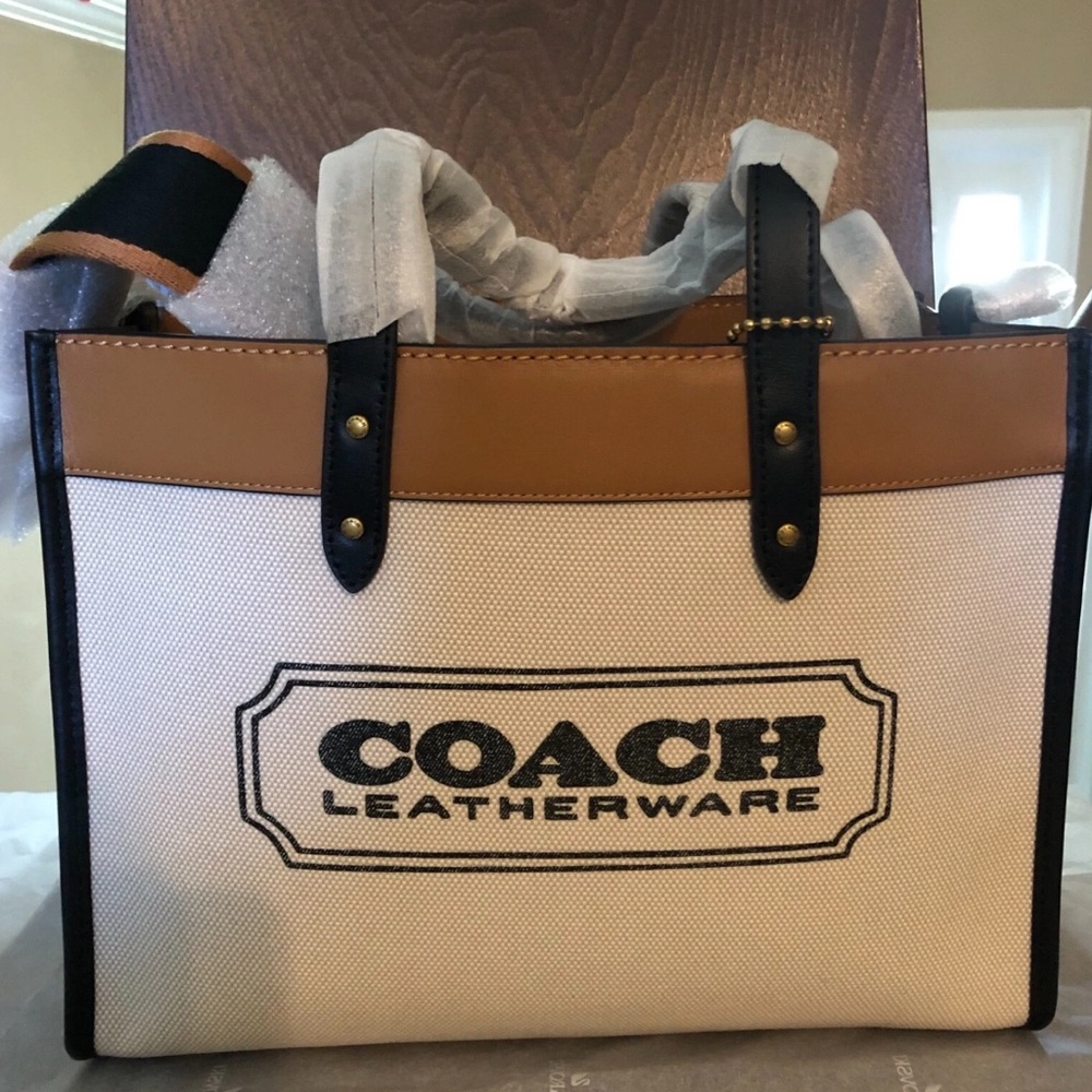 Coach Field Tote Leatherware NEW WITH TAG
COMES WITH POUCH, STRAP AND DUST BAG - Picture 4 of 13